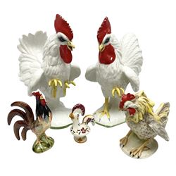 Pair of fighting cockerels from Italy together with three other ceramic cockerels, largest H30cm 