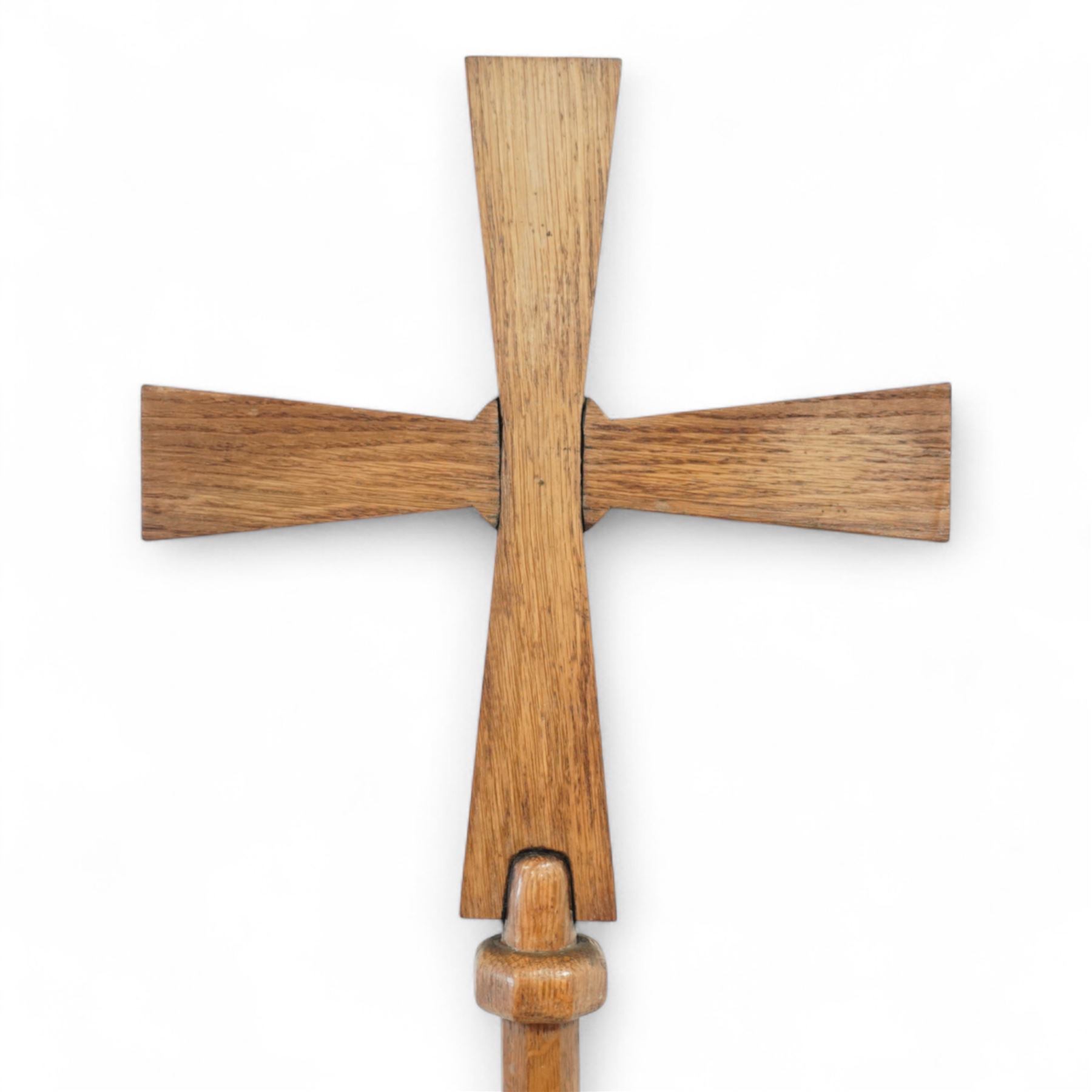 Early 20th century Arts and Crafts 6’ oak processional cross, the tapered cruciform head with circular boss, mounted on a long cylindrical octagonal shaped staff