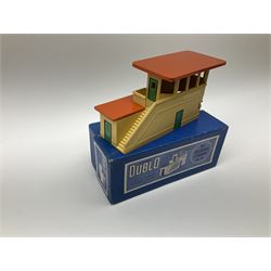 Hornby Dublo - 3460 D1 Plastic Level Crossing suitable for three-rail track; D1 Signal Cabin with orange roof; and D1 Footbridge; all boxed; together with another unboxed green painted footbridge (4)