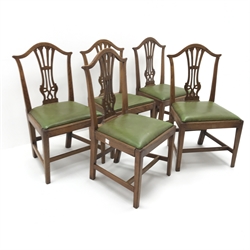 Set five Hepplewhite style country elm chairs, upholstered drop in seat, square tapering supports, W52cm