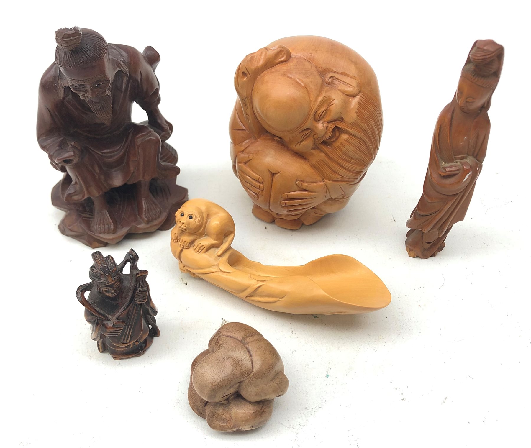 Japanese boxwood Netsuke spoon carved as a dog, Netsuke in the form of