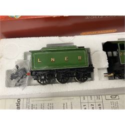 Hornby ‘00’ gauge - Class B17 4-6-0 ‘Manchester United’ locomotive no.2862 in LNER green; Class B17 4-6-0 ‘Leeds United’ locomotive no.61656 in BR green; Class D41/1 4-4-0 ‘Yorkshire’ locomotive no. 62700; Class 49/1 4-4-0 ‘Cheshire’ locomotive no.2753 in LNER green; in original boxes (4) 