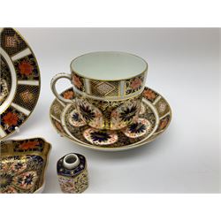 Collection of Royal Crown Derby decorated in Imari pattern, comprising 20th century 1128 pattern tea cup and saucer with date cypher for 1915, small 1128 pattern plate with date cypher for 1978, small vase, miniature vase and pin dish, (6)