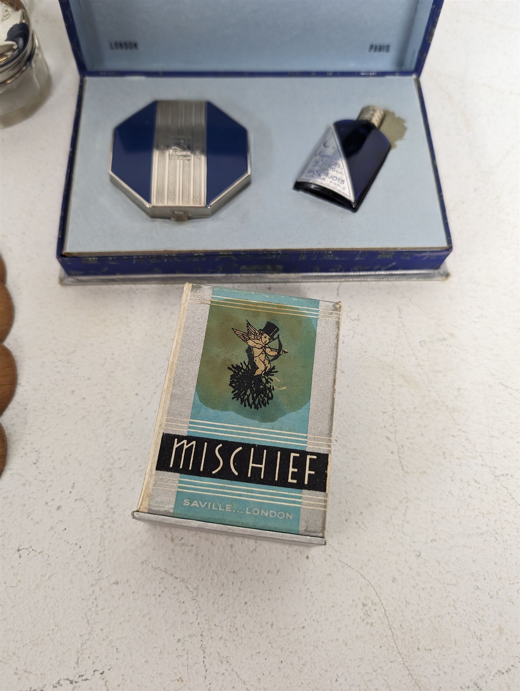 Vintage scent bottles and perfumes, including Roger & Gallet Jean Marie Farina, Nina Ricci L'Air du Temps, Avon Moonwind together with a boxed Bourjois compact etc