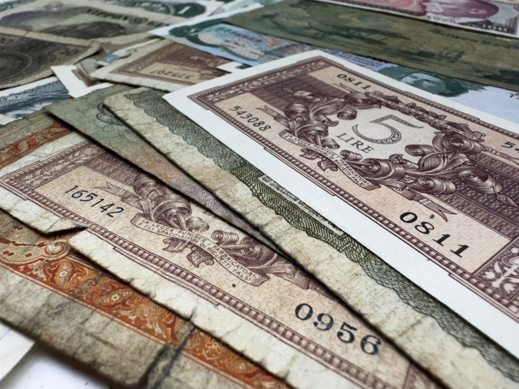 Great British and World banknotes, including Bank of England Hollom ten pounds 'A18' and five pounds 'N12', Fforde ten pounds 'A70' and five pounds 'Z26', various one pound notes, Central Bank of Belize one dollar '1st January 1987', Canada one dollar 'Ottawa 1973' etc