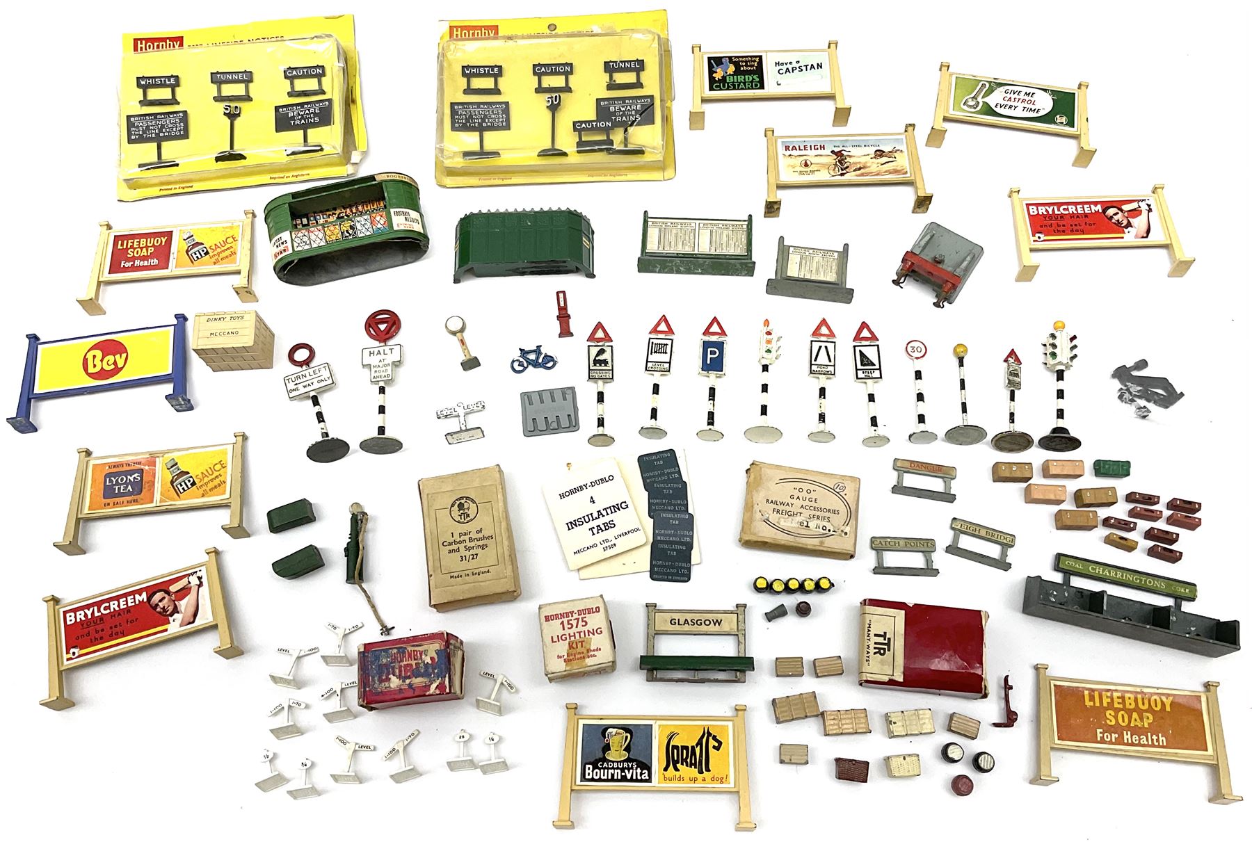 Hornby Dublo/Dinky etc - quantity of accessories including two blister packed 5037 Lineside Notices; Urinal; Book Kiosk; Coal Store; Destination Board/Seat; twelve road signs/traffic lights; ten advertising hoardings; boxed gradient and mile posts; boxed 1575 Lighting Kit; trackside signs, assorted luggage etc