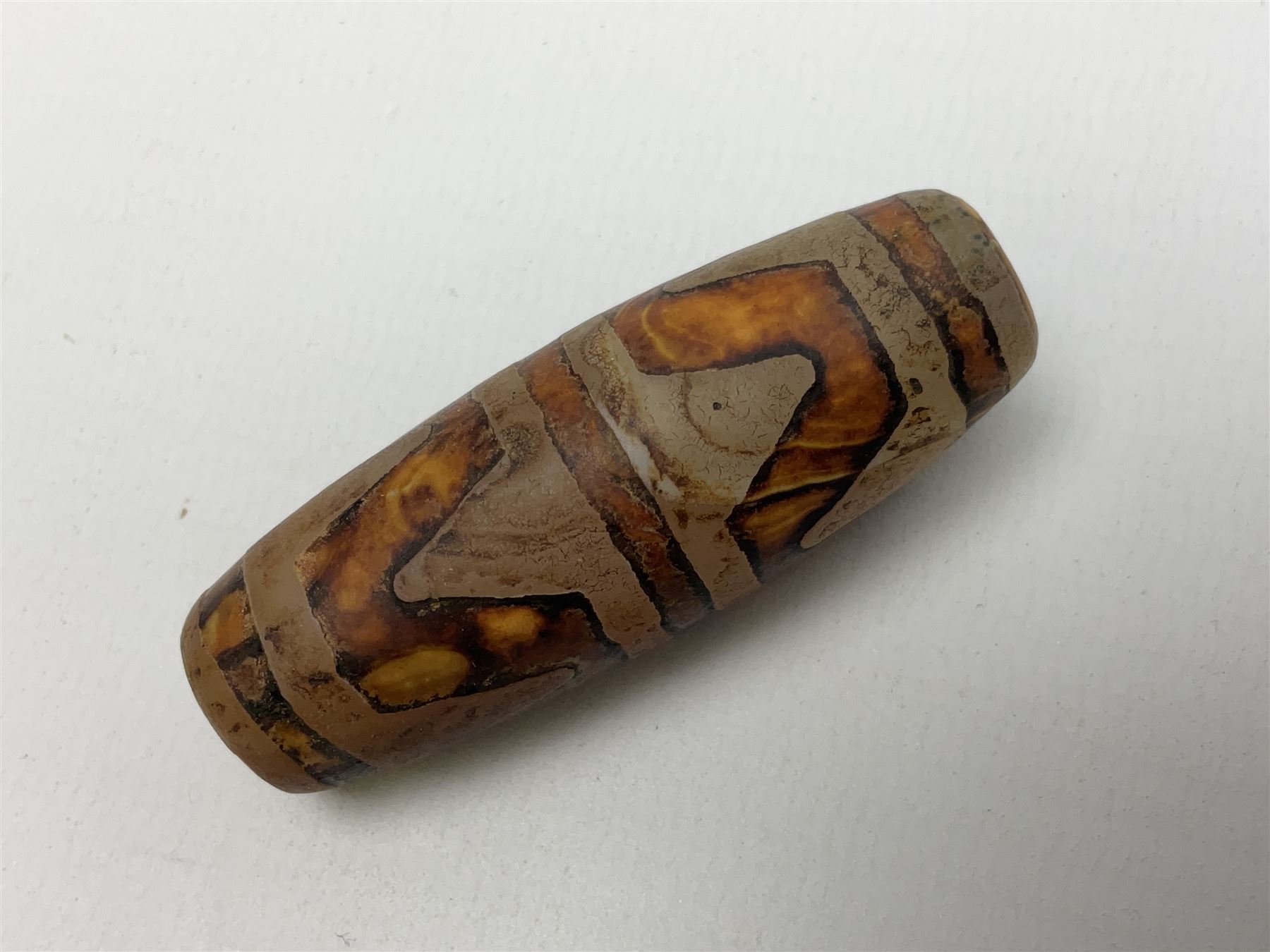 Tibetan dzi bead, decorated with a double tiger tooth pattern, L5cm