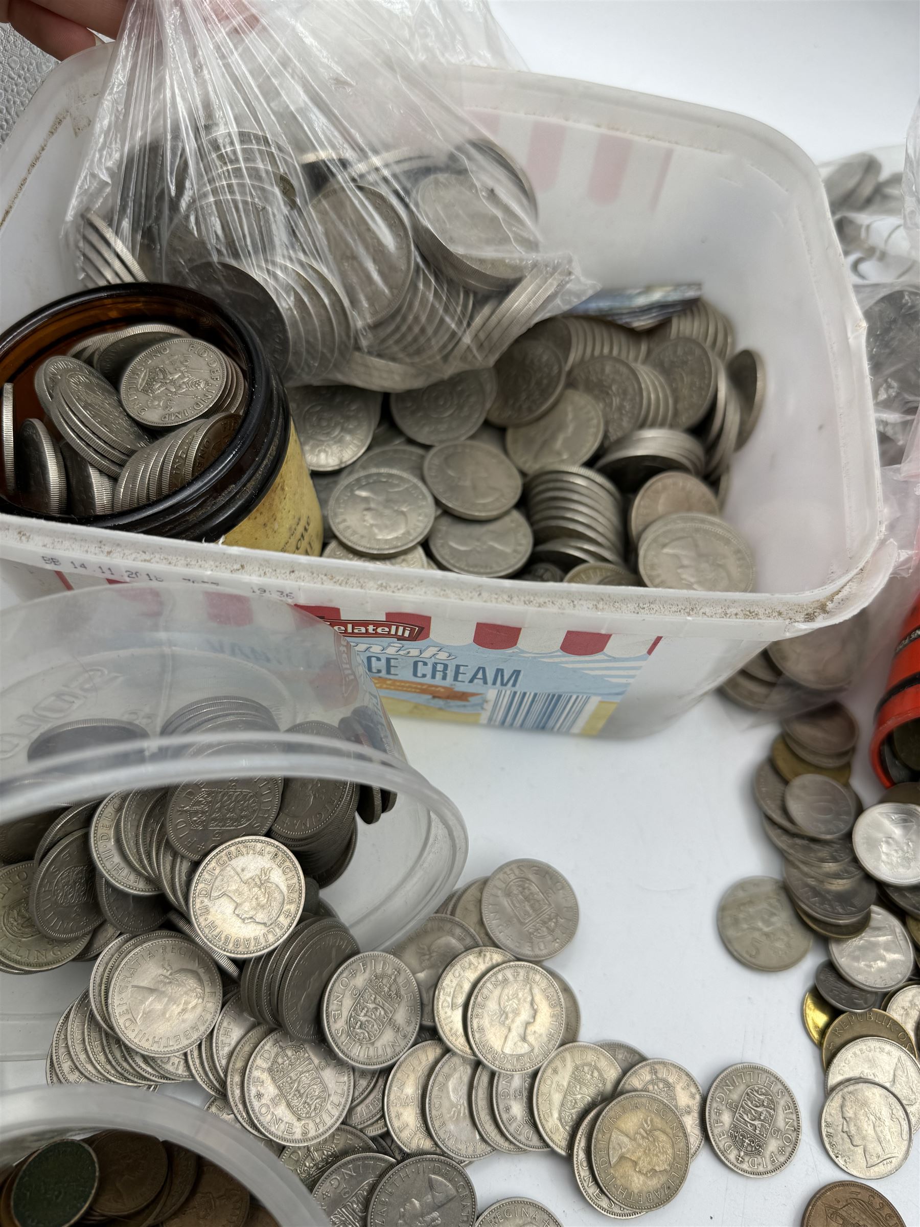 Mostly Great British pre-decimal coinage, including halfpennies, pennies, brass threepences, sixpence pieces, one shillings, two shillings and half crowns, small number of pre 1947 silver coins, small number of World coins etc