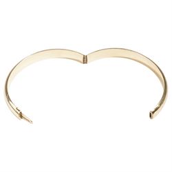 14ct gold hinged bangle with engraved decoration