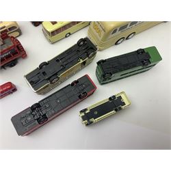 Thirty-one modern die-cast models of buses, coaches and wagons of various scales by EFE, Lledo, Oxford Die-Cast, Atlas etc, to include EFE 15702, 15704 and 15708 boxed; further models are unboxed 