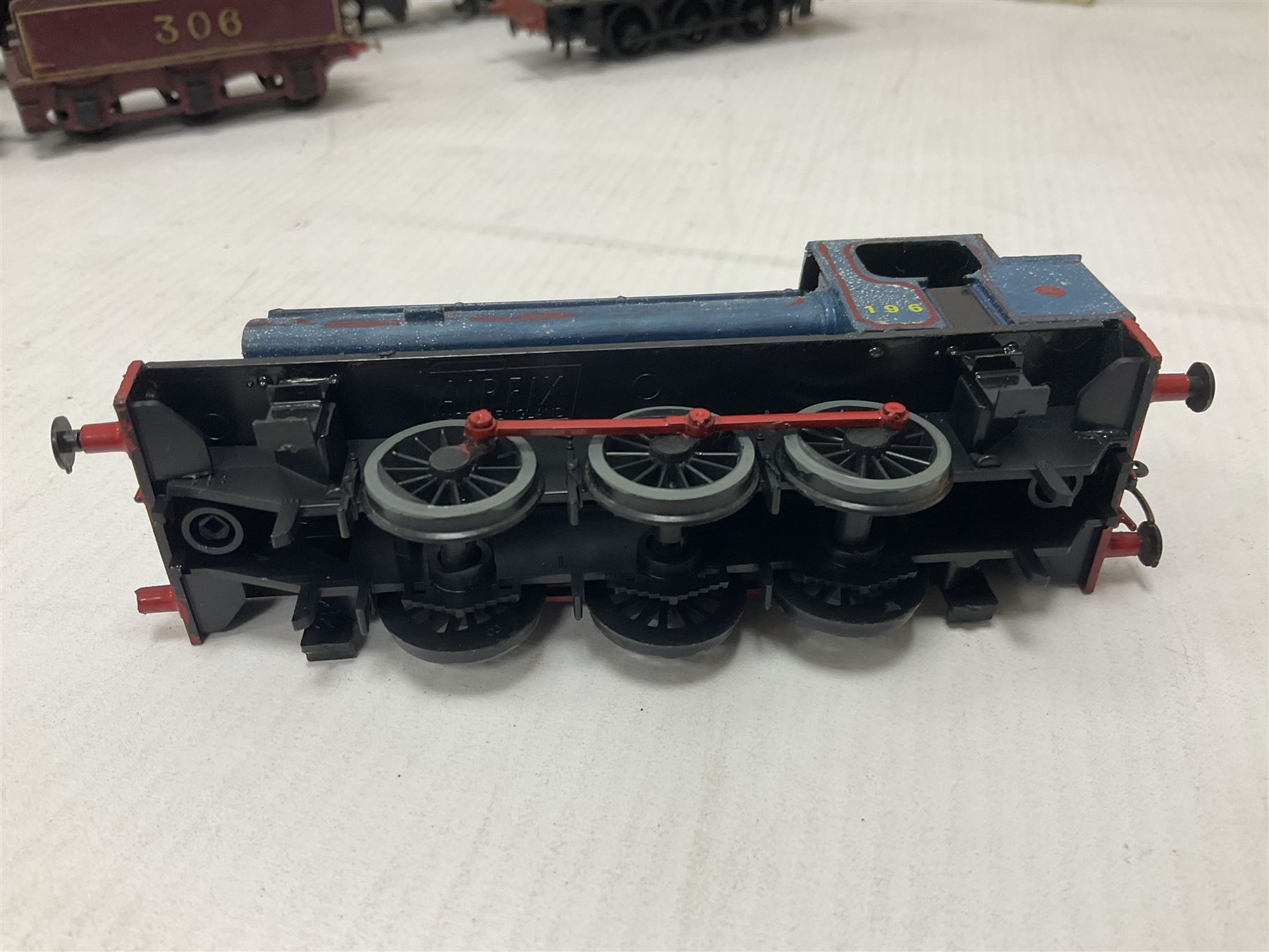 ‘00’ gauge - Airfix locomotive model kits comprising series 4 City of Truro kit and empty series 4 box, series 4 Mogul, two series 4 Harrow kits, all boxed; together with Rosebud Kitmaster Stirling kit and quantity of loose plastic locomotives and tenders from Airfix, Kitmaster, Ratio etc 