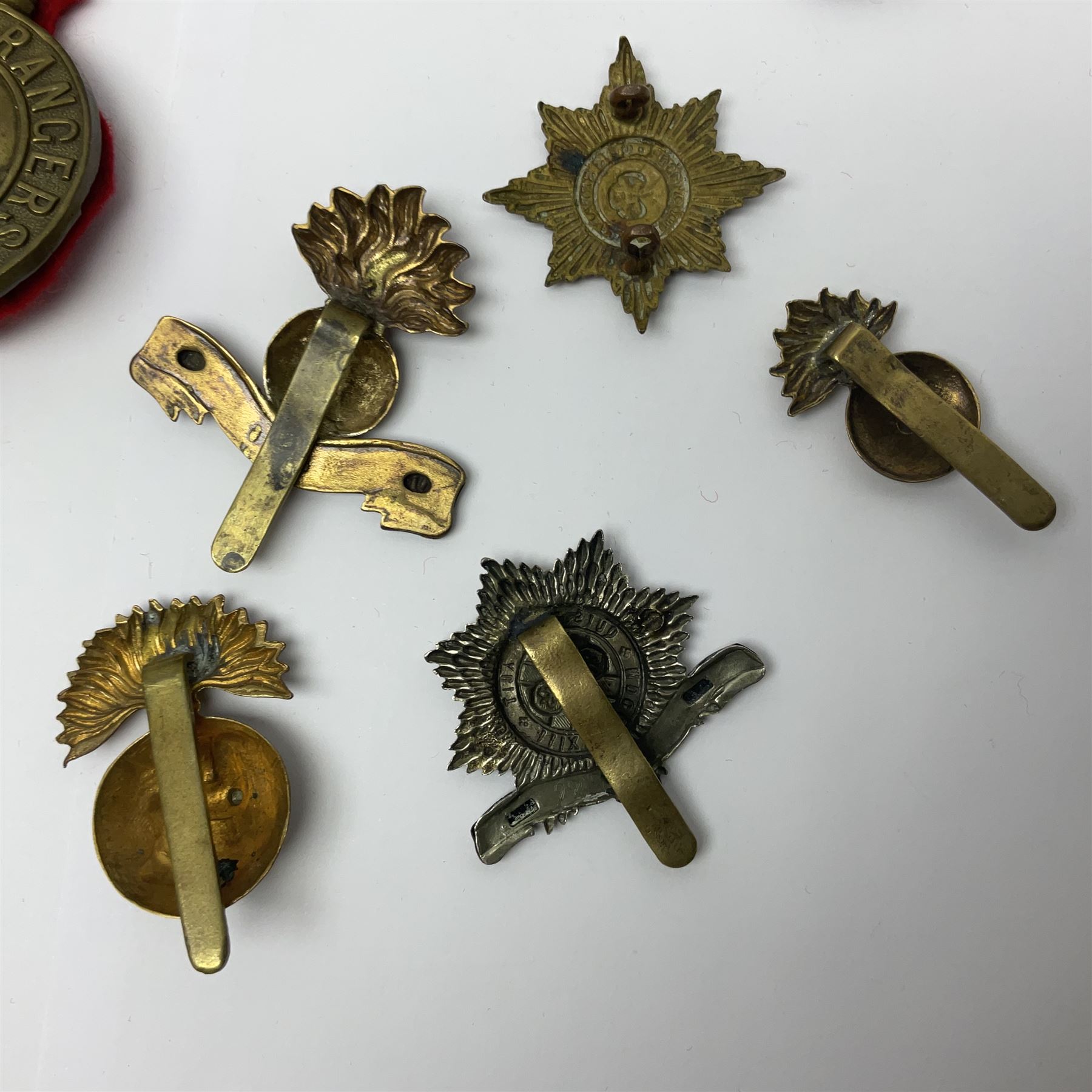 Fifteen cap badges of Irish interest including 4th Royal Irish Dragoon Guards, Connaught Rangers, Royal Irish, Munster and Dublin Fusiliers, 5th Lancers, Inniskilling Regt.,Leinster Regt., Irish Guards etc (15)