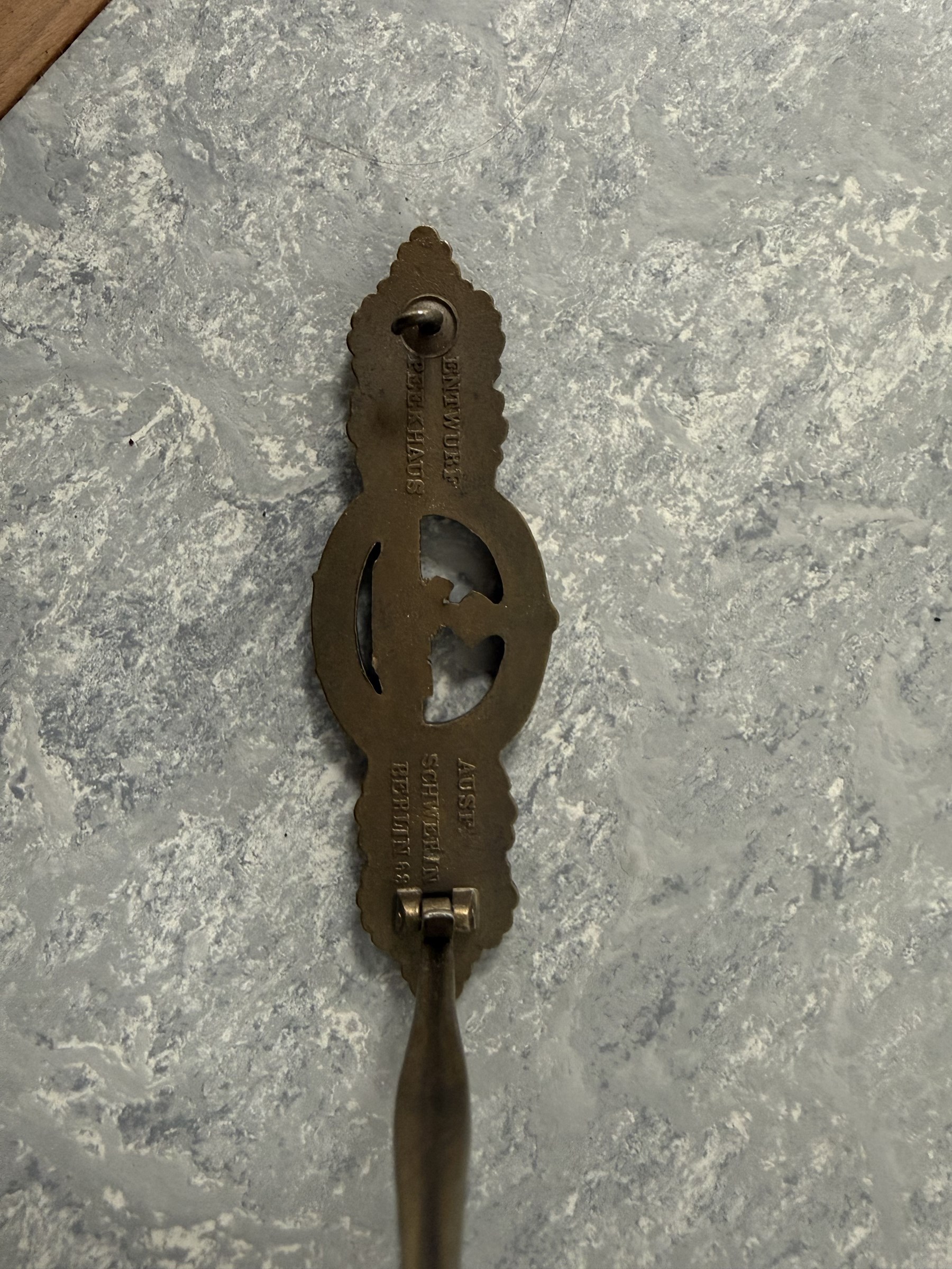 WWII German Kriegsmarine U-Boat combat clasp in bronze by Schwerin Berlin, with the original horizontal pin and catch fixing, makers mark to the reverse “ENTWURF PEEKHAUS AUSF SCHWERIN BERLIN 68” in original packaging
