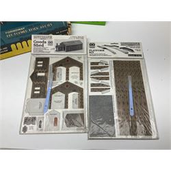 '00' gauge trackside accessories including Metcalfe kits for Platform, Goods Shed and Signal box, Superquick locomotive shed, Airfix kits for locomotive, wagons and buildings etc, Dapol Station Accessories and Turntable, six Parkside Dundas wagon kits, Hornby Footbridge etc; most boxed or packaged