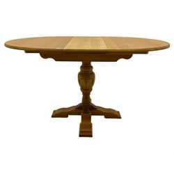 Light oak oval extending dining table, carved acorn-type pedestal above quatrefoil base (L140cm fully extended), and set of four wheel back chairs
