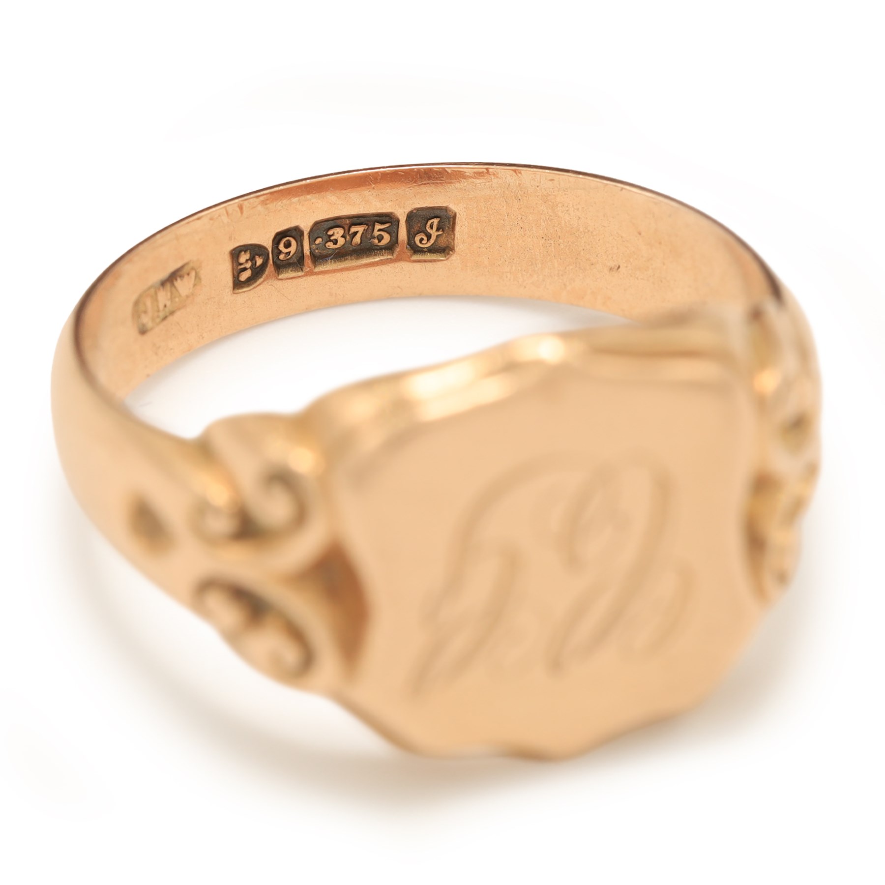 Edwardian 9ct rose gold signet ring, the shield head engraved with initials C G, with scroll design shoulders, Chester  1909