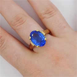 18ct gold single oval cut blue paste stone ring, Birmingham 1927