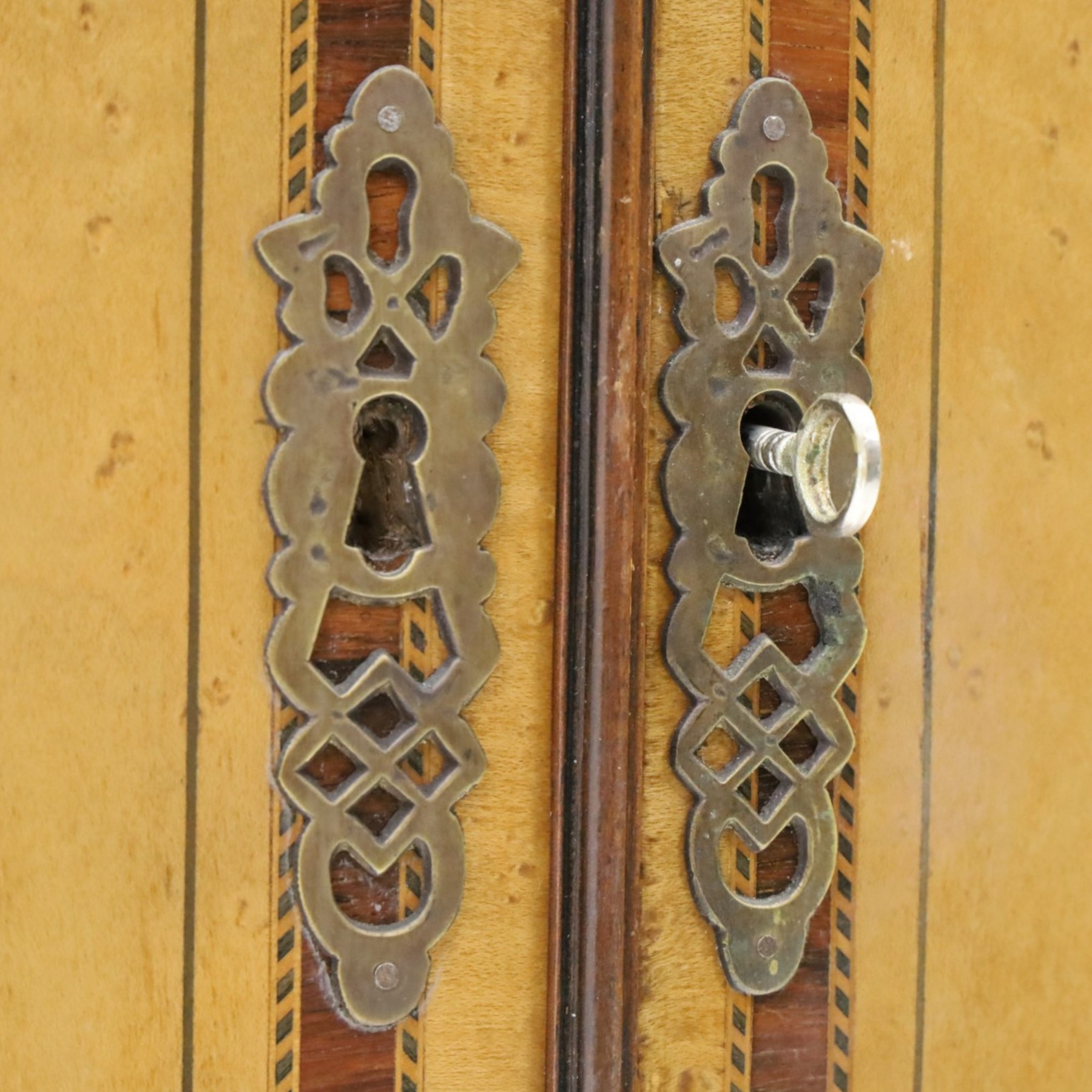 Edwardian inlaid birds-eye maple corner cabinet, urn finials above shell motif inlays, reeded column's hanging hooks
