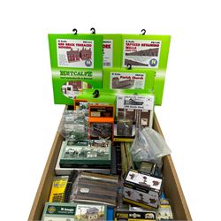 Model railway trackside accessories including Metcalfe 'N' scale card construction kits, Graham Farish yard crane, road side farm shop, other 'N' scale accessories etc, in one box