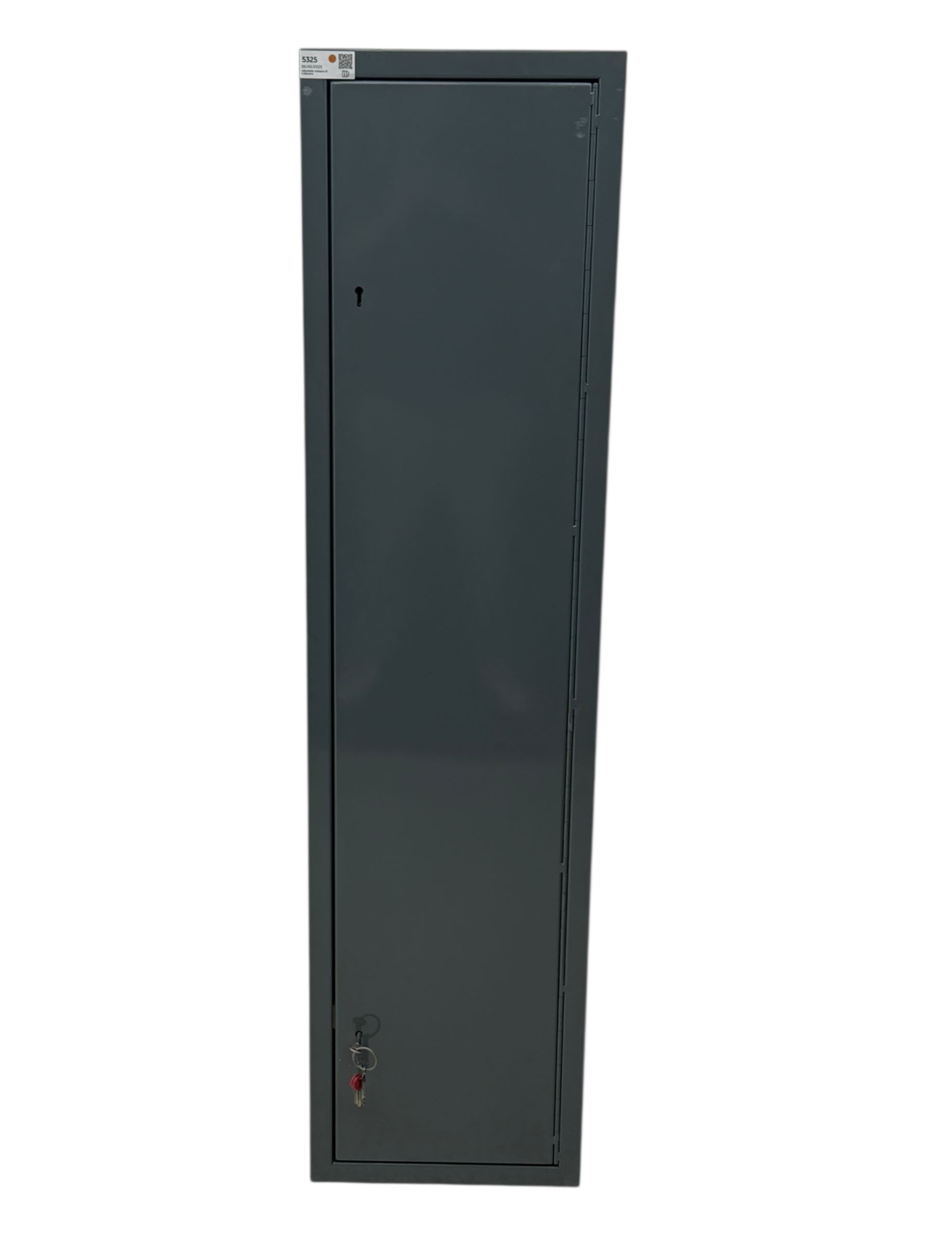 Mountain & Sowden Ltd - painted grey steel construction with single door secured by 7 lever lock, interior fitted with green felt-lined barrel rest, fixed shelf