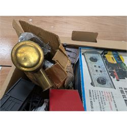 Hornby 'O' gauge 42380 No.2 Turntable, 43063 Points and 42320 No. 1 Level Crossing, all boxed, together with two tin plate passenger coaches, Hornby 'O' gauge LMS tender, three plastic 'O' gauge wagons, Hornby mechanisms, HM Duette Transformer Controller and other accessories