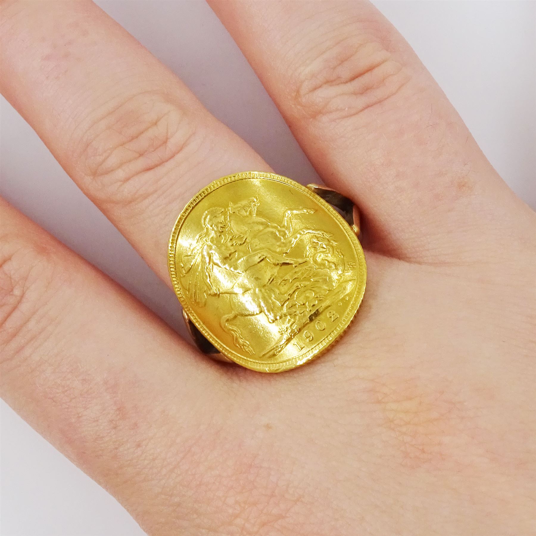 King Edward VII 1902 gold full sovereign curved coin ring, on 9ct gold soldered shank