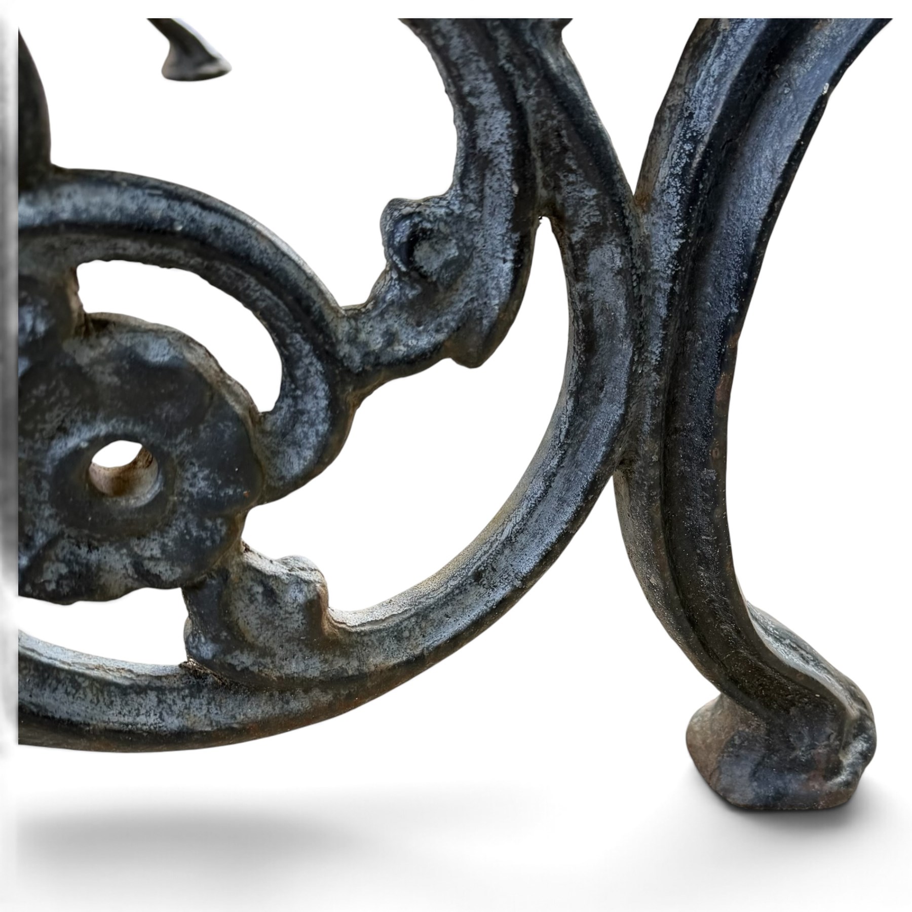 Late 19th/early 20th century Coalbrookdale design cast iron and teak garden bench, the end supports with scrolled backs and pierced foliate arm terminals above ornate scrolling acanthus-cast stretchers, terminating in lobed pad feet, united by a teak slatted back and seat