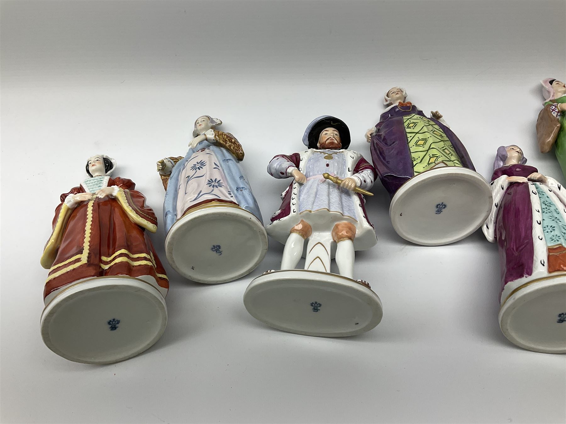Sitzendorf Henry VIII & his wives porcelain figures, a set of 7 with impressed titles to the reverse, comprising of King Henry VIII, Anne Boleyn, Catherine of Aragon, Catherine Parr, Jane Seymour, Catherine Howard, Anne of Cleves.  