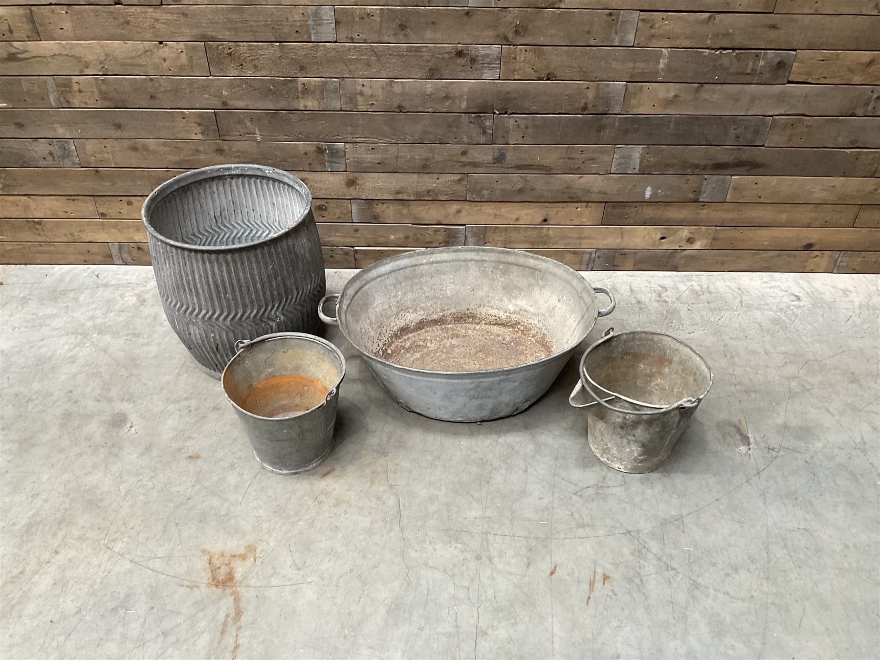 Vintage galvanised dolly tub with galvanised tub and two buckets