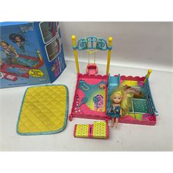 Wish World Kids - Eleven play sets comprising Treats ‘n Sweets Refrigerator, Grin ‘n Win TV, Sponge ‘n Plunge Bathtub, Socks ‘n Locks Dresser, Spice ‘n Slice Stove, Sleep ‘n Leap Bed, File ‘n Smile Desk, Blaze ‘n Braise Fireplace, Hear ‘n Cheer playset in Sponge ‘n Plunge box, two Read ‘n Speed Chair playsets in one box