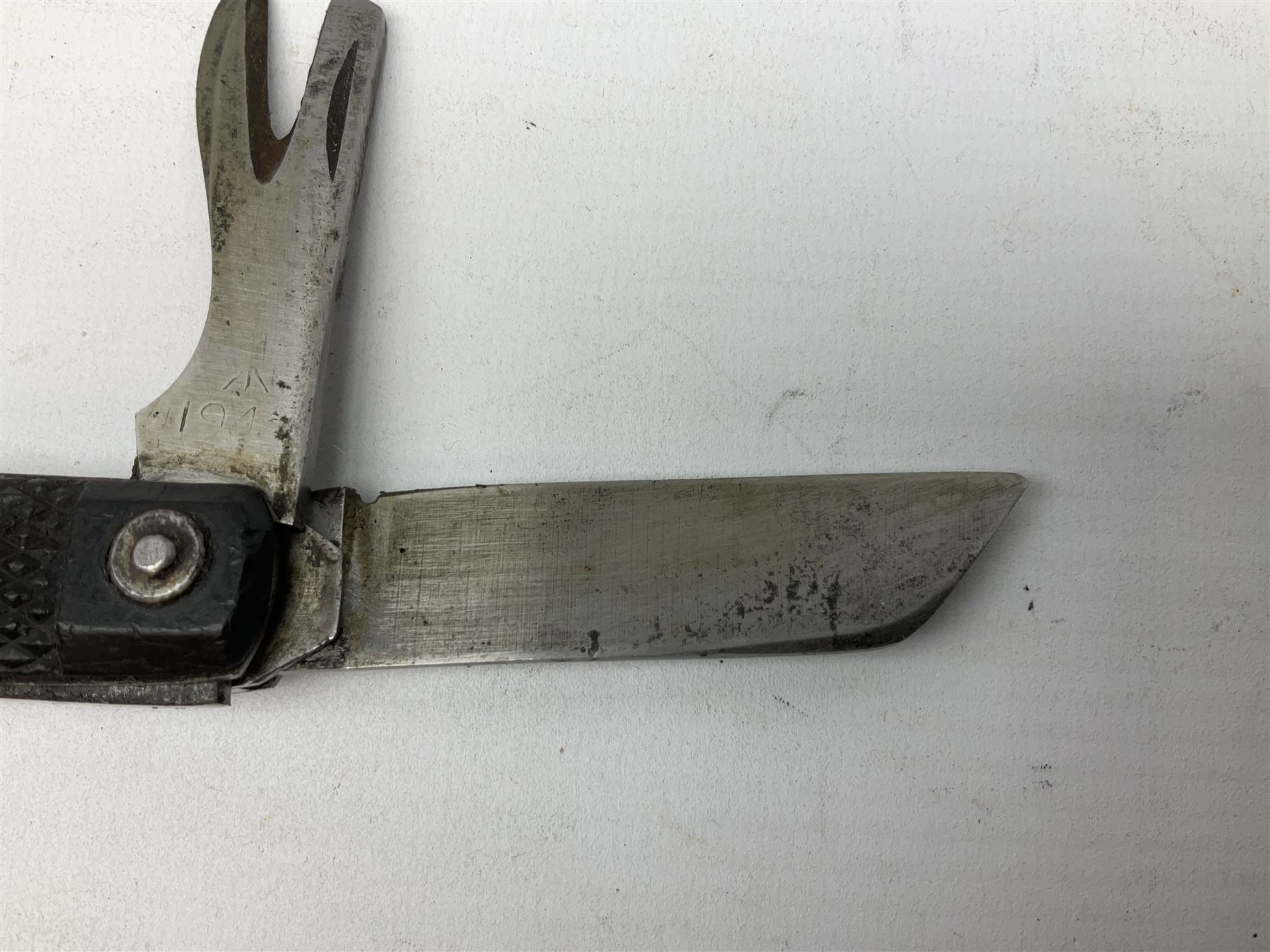 WW2 British army folding jack/clasp knife with blade and can opener marked with broad arrow and date 1944; a similar unmarked British army folding three-blade knife; and another later similar British Army knife marked Wade & Butcher Sheffield England (3)