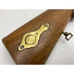 20th century Indian percussion musket, the 81cm octagonal barrel with under rib and ramrod, brass fittings including front and rear swivels, oak half stock with cheek piece and chequered pistol grip stamped 1589 L124.5cm overall