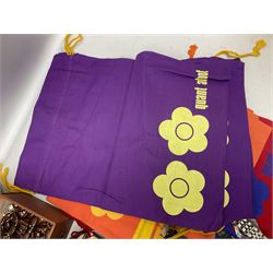 9ct gold agate brooch, gold ring, silver brooch, silver marcasite ladies manual wind wristwatch, collection of costume jewellery and a Smiths Timecal Noddy alarm clock etc 