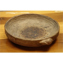 'Rabbitman' tooled and adzed oak nut bowl/dish, by Peter Heap of Wetwang, D16.cm  
