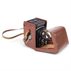Rolleiflex TLR camera serial no. 392517, with Franke & Heidecke-Braunschweig lens serial no. 385493 and Compur Carl Zeiss Jena Tessar lens serial no. 1663490, in carry case