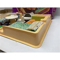 Palitoy Pippa's Apartment with split-level lounge-kitchen, bedroom and bathroom and two dolls: boxed