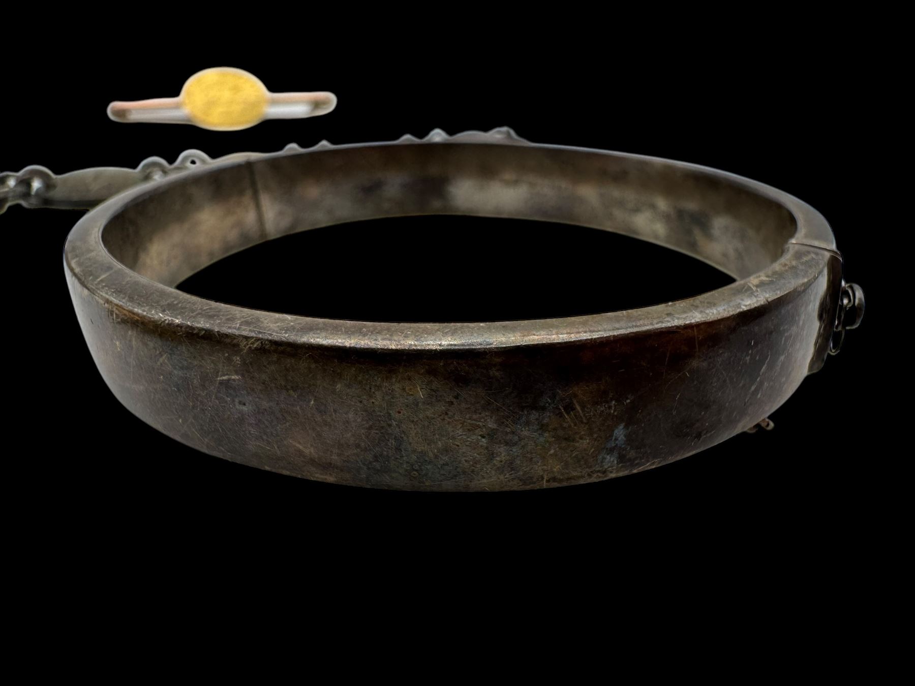 Victorian gold amethyst brooch, 20ct gold coin mounted on 9ct gold bar brooch, silver bangle, silver bracelet and an agate brooch