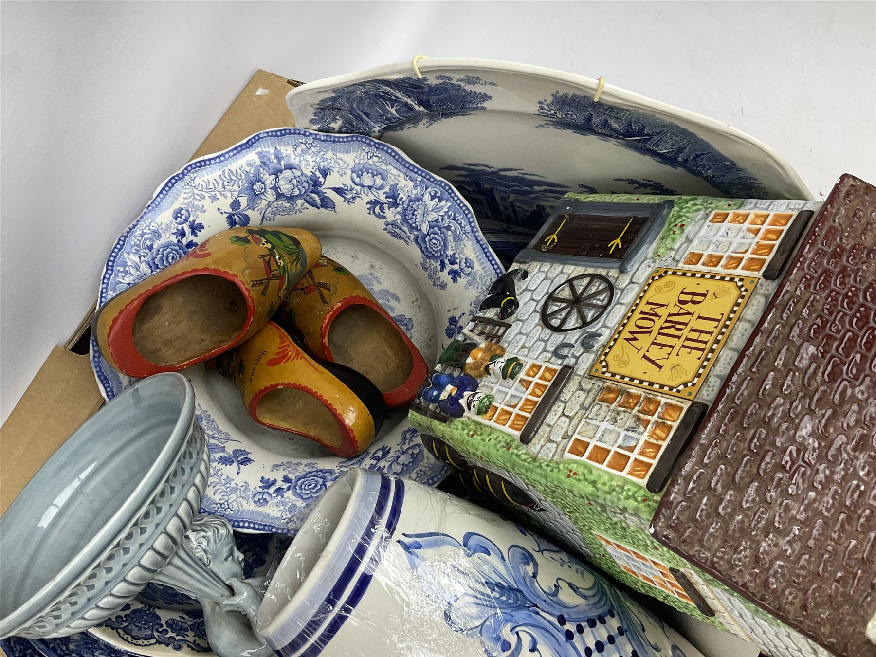 Large quantity of ceramics to include Royal Grafton Indian Tree pattern part tea and dinner service,
Bing & Grondahl bell, Aynsley Gold Orchard, Royal Worcester, Imari style, blue and white vases and plates, Staffordshire style dog, tea wares, boxed The Leonardo Collection 40th anniversary teacups and saucers  set etc