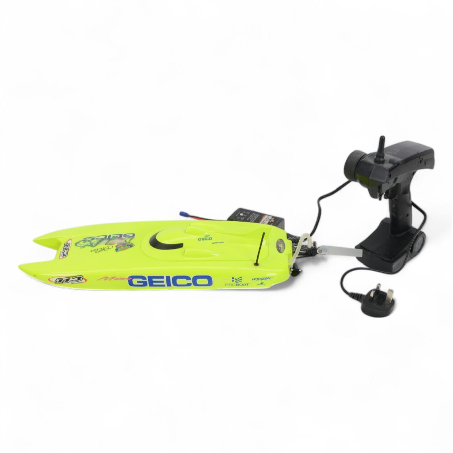 Proboat PRB0300 Miss Geico 17 RTR 24 radio controlled model boat/catamaran with controller and instructions