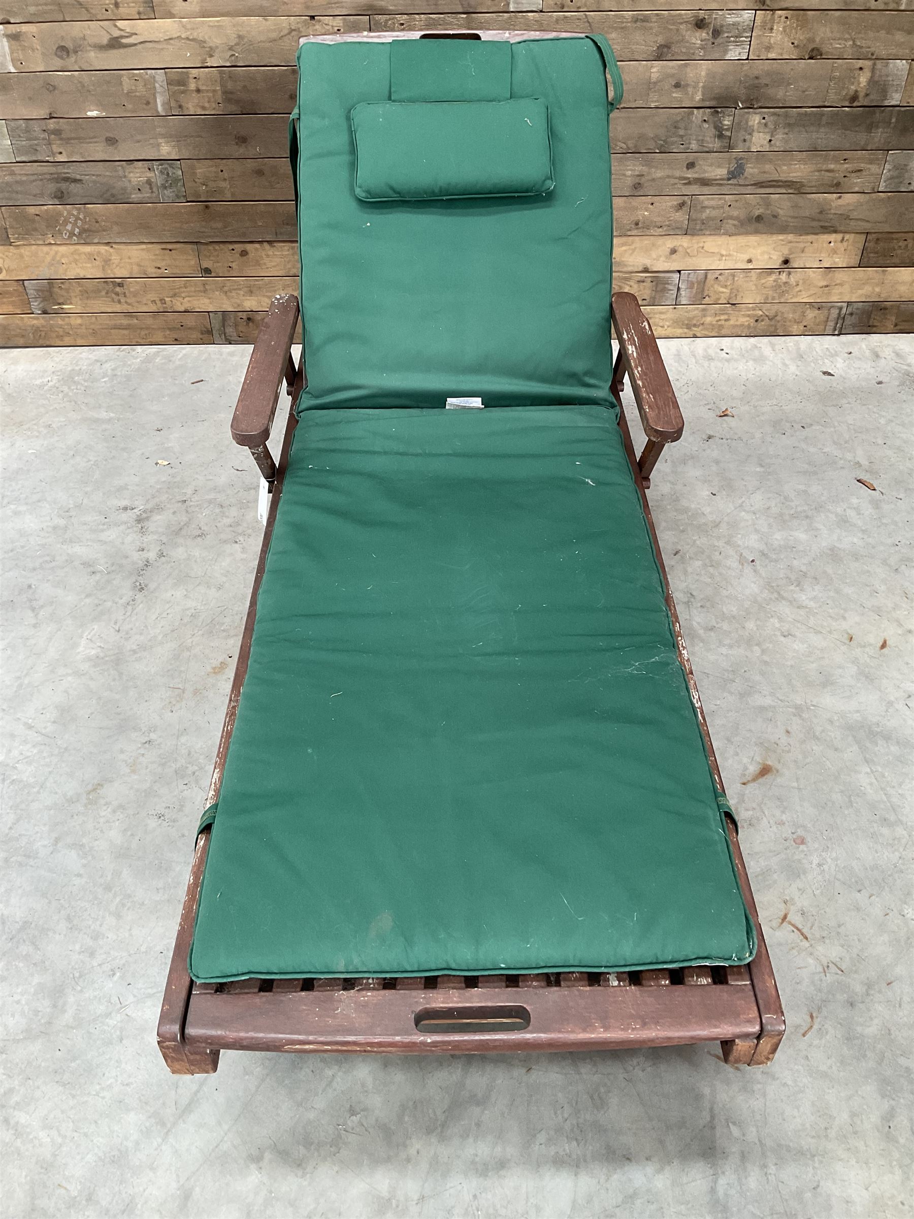 Technique hardwood garden lounger