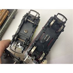 Various makers ‘00’ gauge - large quantity of rolling stock to include boxed Mainline, Graham Farish and Wrenn examples; loose examples to include Hornby, Tri-Ang, Joeuf etc 