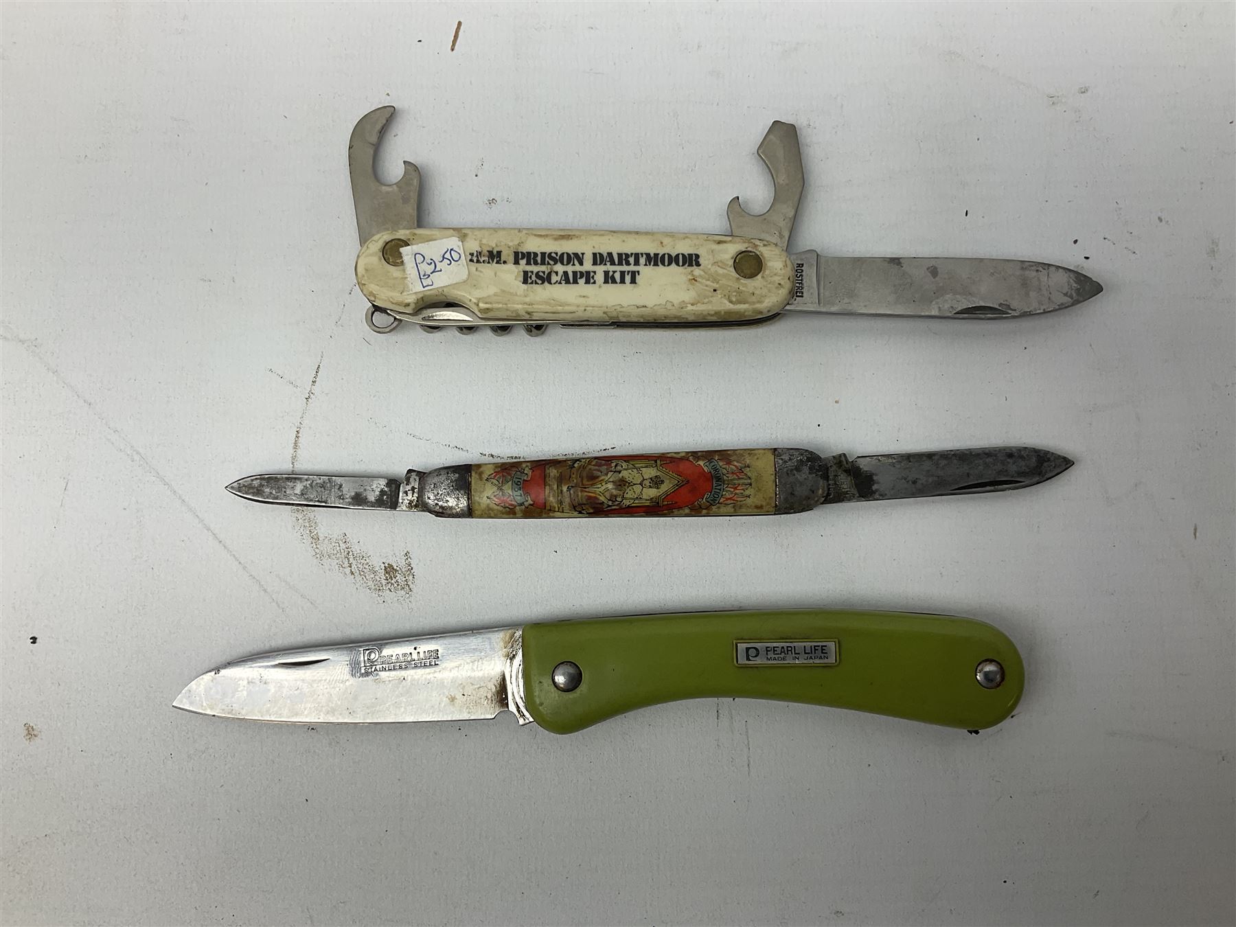 Twenty-nine pocket knives including commemorative and advertising examples, Richards of Sheffield single blade folding knife etc