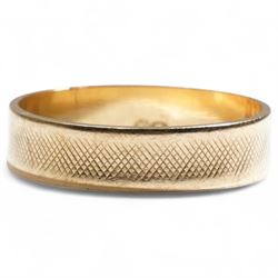 Gold wedding band, with engraved decoration