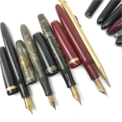 A group of Vintage fountain pens, to include Parker Vacumatic, nib marked 14K (cover associated), two Parker Maxima Duofolds, nibs each marked 14K, and Waterman's 877, etc.  