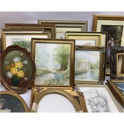 Large quantity of photo frames comprising mostly gilt examples of various aperture sizes and shapes