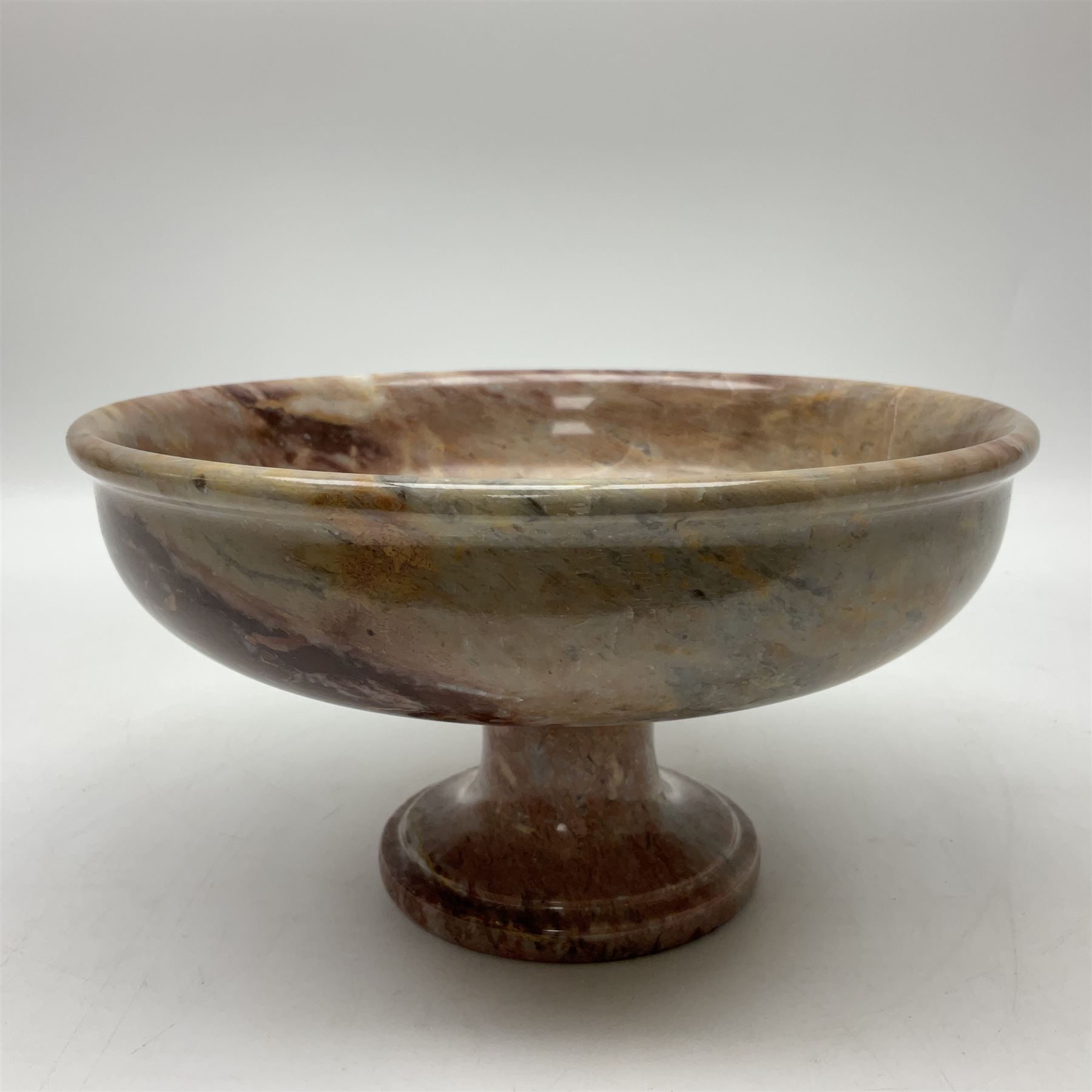 Pink veined marble bowl, of circular form, upon a spreading circular foot, D22cm, H12cm