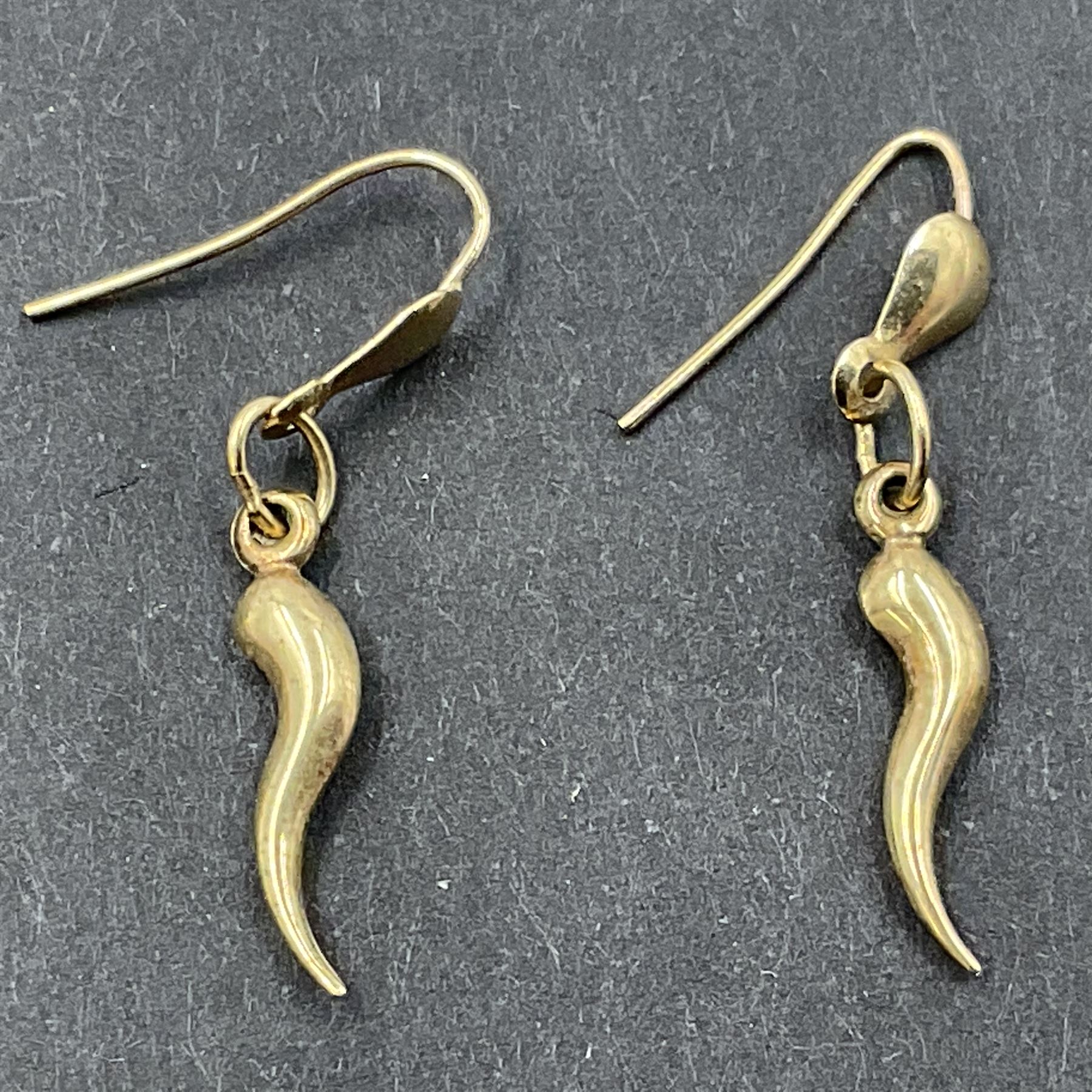 9ct gold jewellery, to include twist design herring bone link necklace, pair of textured hoop earrings and a pair of Italian horn pendant earrings