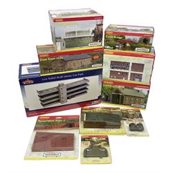 Hornby '00' gauge Skaledale/Bachmann Scenecraft - ten trackside buildings/accessories including 44-210 Low Relief Multi-Storey Car Park, R8737 Small Gasholder, R9667 GWR Engine Shed, R9674 Dent Snow Huts, R9709 'Headingly' Insurance Office, R8569 Canal bridge, R8584 Loading Bay Platform Pack, R8706 Retain Walls Slope 2 etc; all boxed (10)