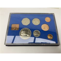 Great British and World coins, including halfcrowns, shillings, other pre-decimal coinage, The Royal Mint Great Britain and Northern Ireland 1972 coin set, commemorative crowns, various Irish coins etc