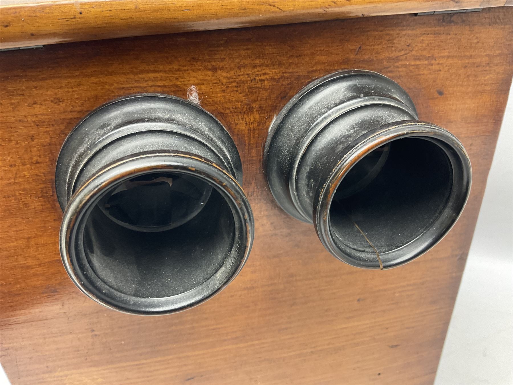 Mahogany tabletop Stereo viewer, with four Valentine Blancherd stereograph views of London, H32cm
